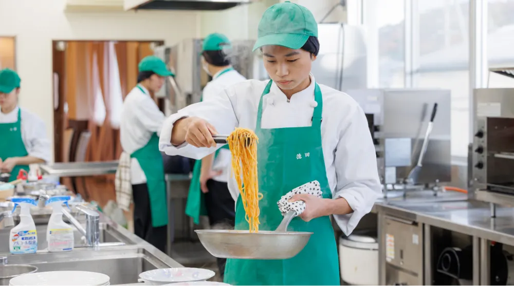 フードクリエイト科の調理実習の様子