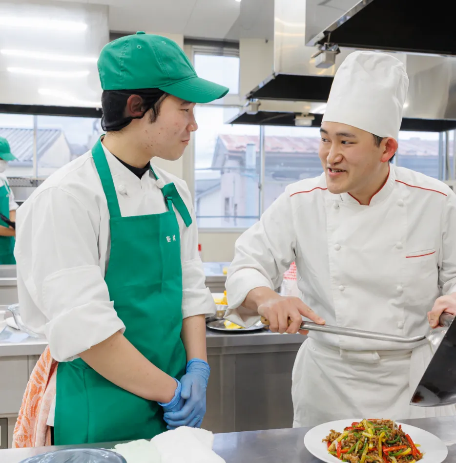 フードクリエイト科の授業で実践的な調理実習に取り組んでいる様子