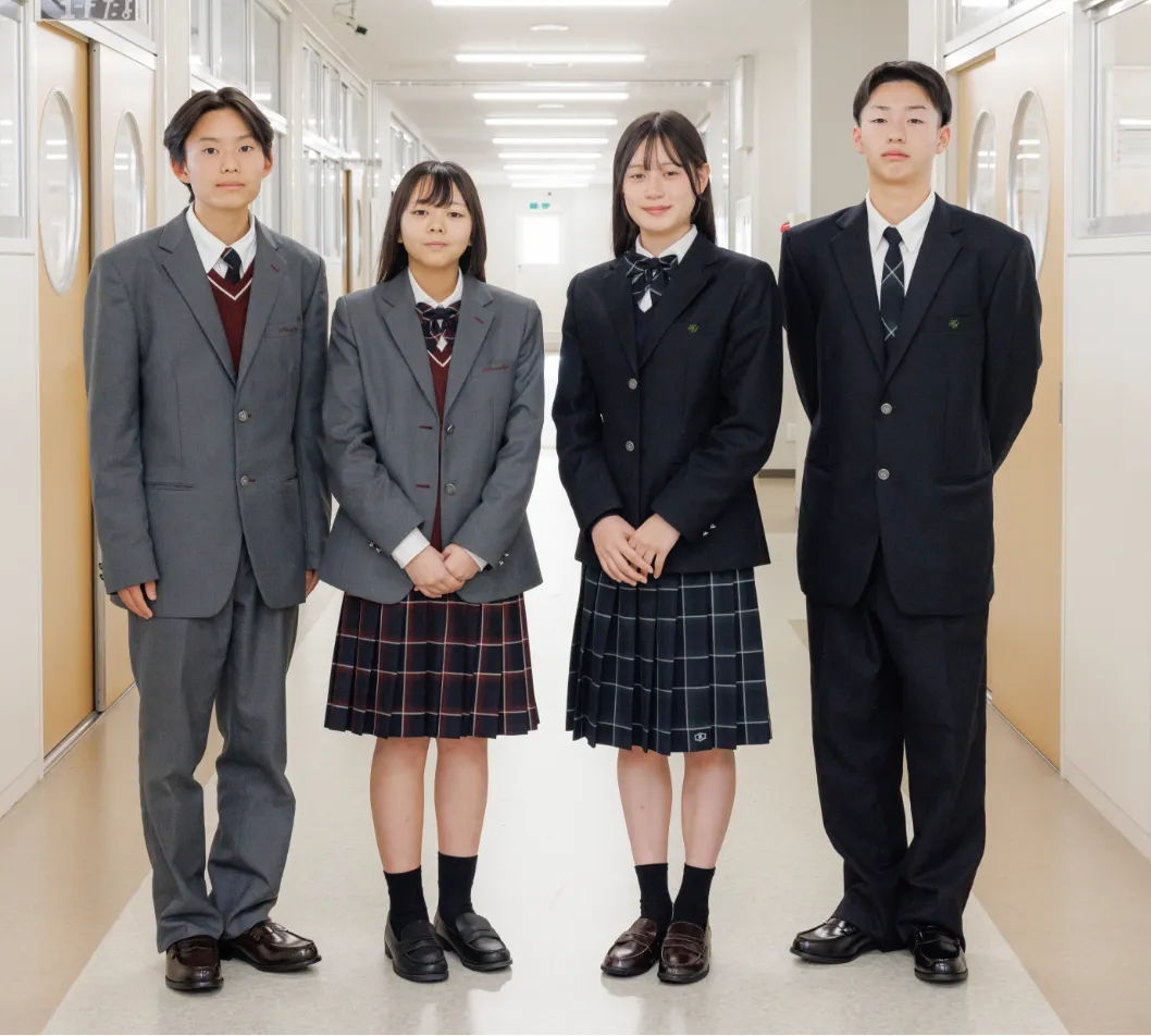 新しい制服を着用した学生たちが校舎内に並んでいる様子