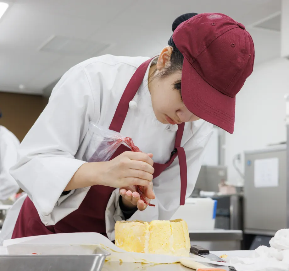 ケーキ作りをしている製菓コーディネートの生徒