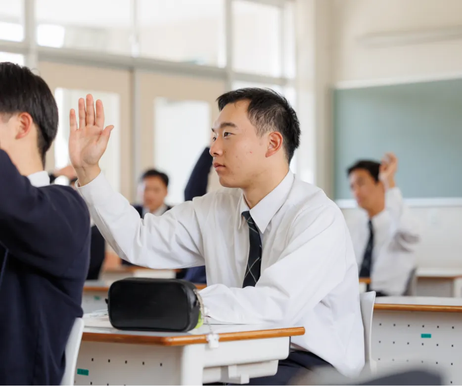 総合学科の授業中に手を挙げる生徒の様子