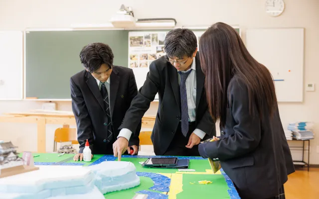 授業を受けている生徒たち