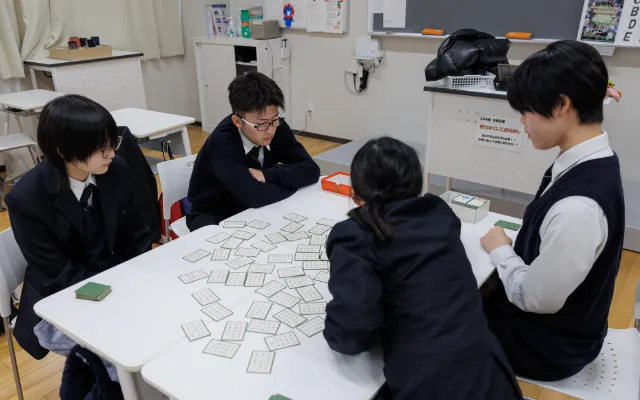 グループワークしている生徒たち