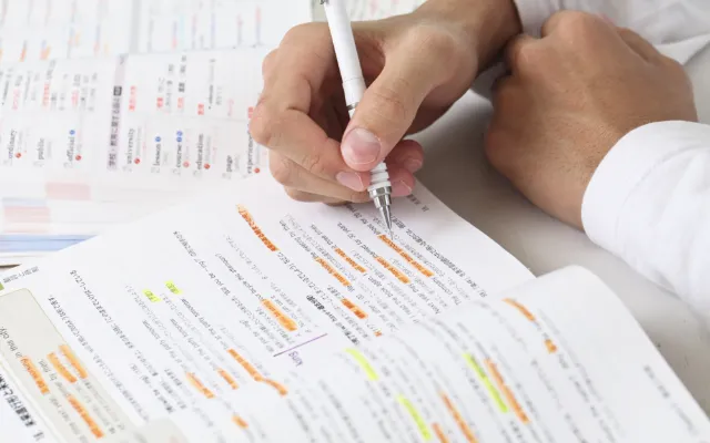 ノートをとっているリベラル系列の生徒