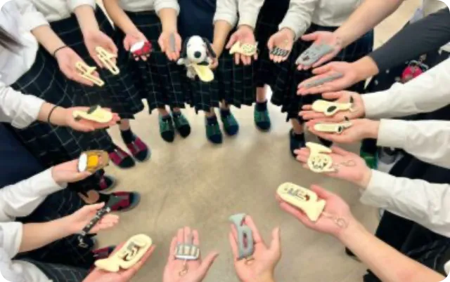 円になって活動成果を共有し、部員同士で交流している様子