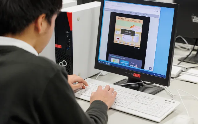 コンピュータ部の部員がパソコンで作品制作を行っている様子
