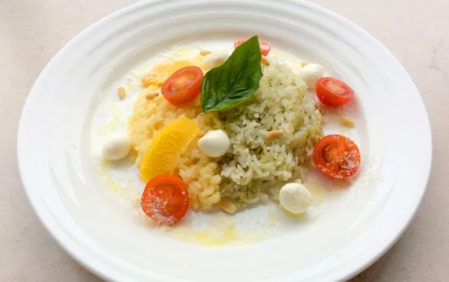 バジルとミニトマト、チーズを添えた彩りのあるライス料理