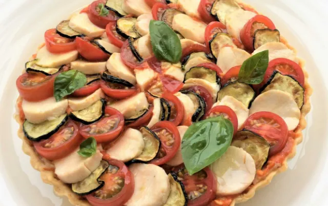 ズッキーニ、トマト、チーズを重ねて焼き上げた野菜とチーズのオーブン料理