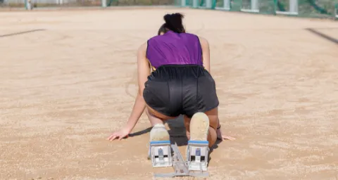 陸上競技部で、トラックのスタート位置に構える部員の様子