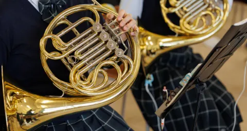 吹奏楽部で、ホルンを演奏している部員の手元の様子