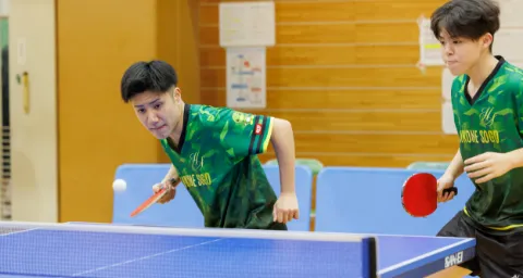 生徒がラケットでボールを打っている卓球の様子