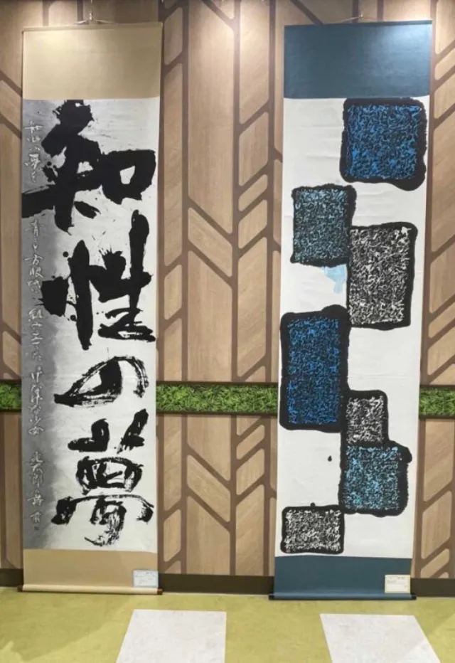 作品展で、掛け軸作品が展示されている様子