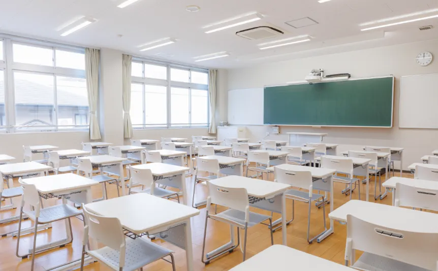 総合学科の授業で使用される、机と黒板が整った普通教室