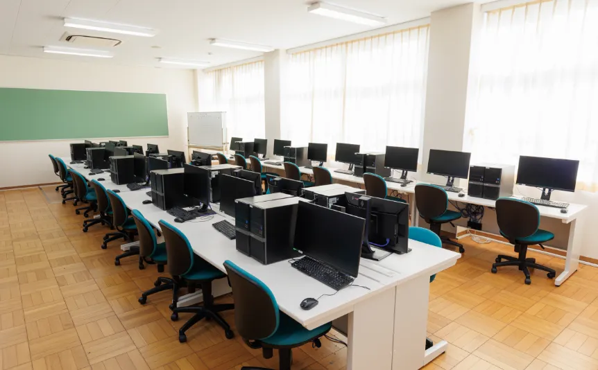 情報や課題学習で使用される、パソコンが並ぶコンピュータ教室