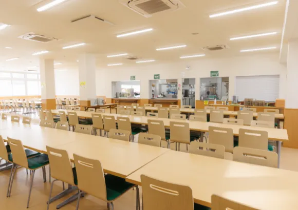 テーブルと椅子が多数配置された、広い食堂の室内全体