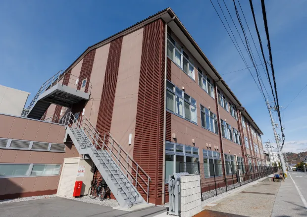 新しく整備されたB棟校舎の外観